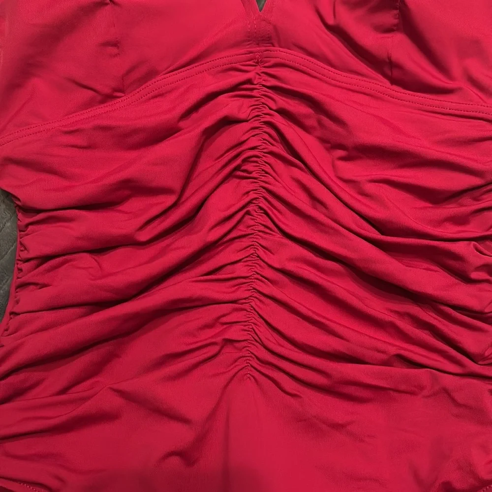 Contours by Coco Reef sz 10 32C
V-Neck Ruched One-piece Swimsuit Magic Panel - Picture 3 of 13